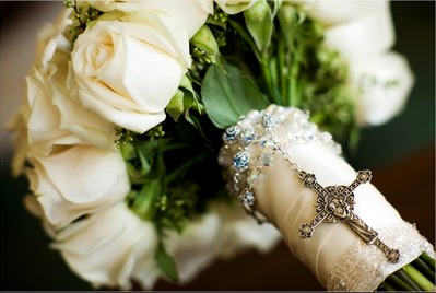 https://applesofgold.com/jewelryblog/images/2009/05/bridal-bouquet-with-rosary-evoke-photography.jpg